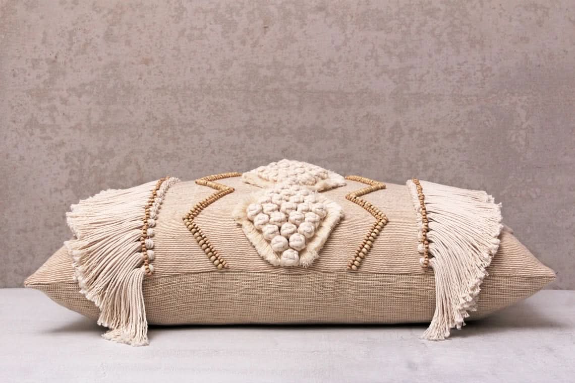 Coussin lombaire bohème beige et ivoire brodé à la main