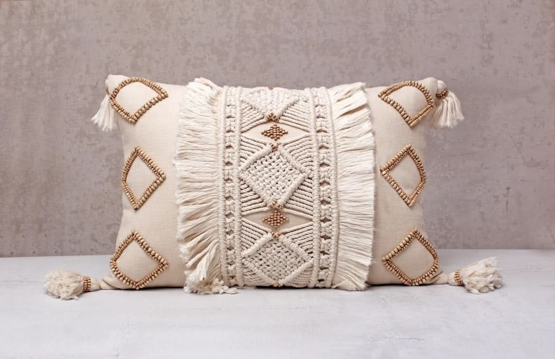 Coussin lombaire bohème beige et ivoire brodé à la main