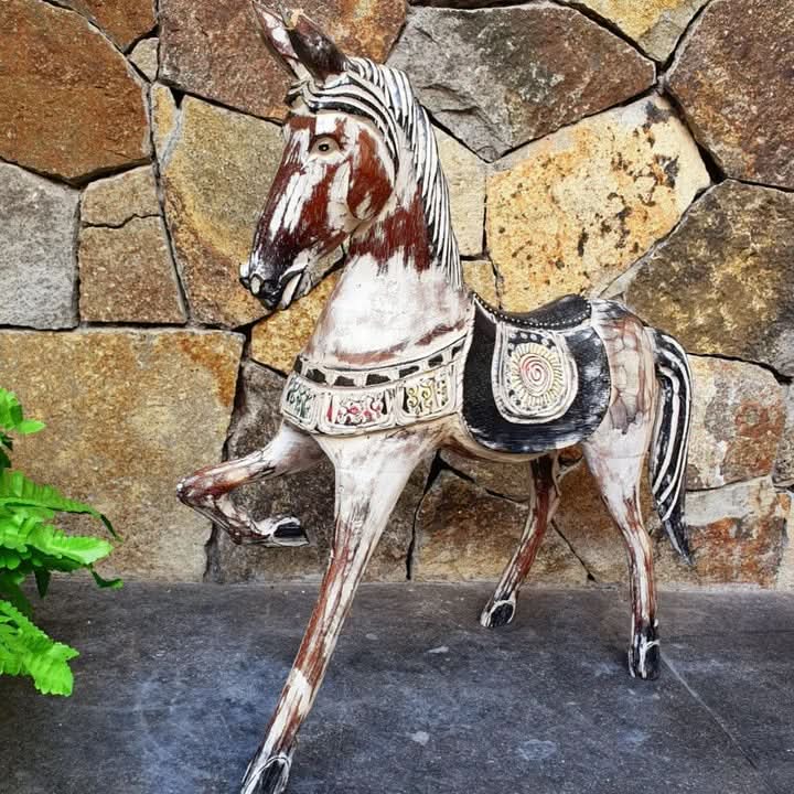 Cheval Cabré Sculpté Blanchi Moyen