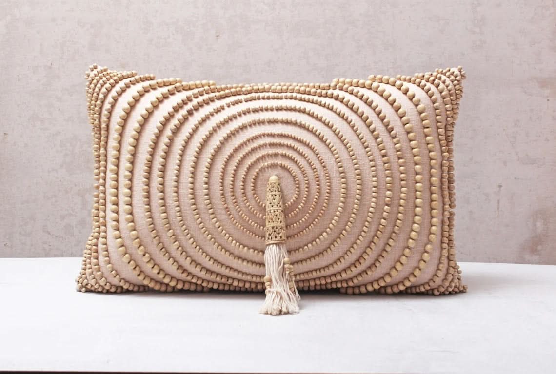 Oreiller lombaire brodé à la main en perles de pêche bohémiennes