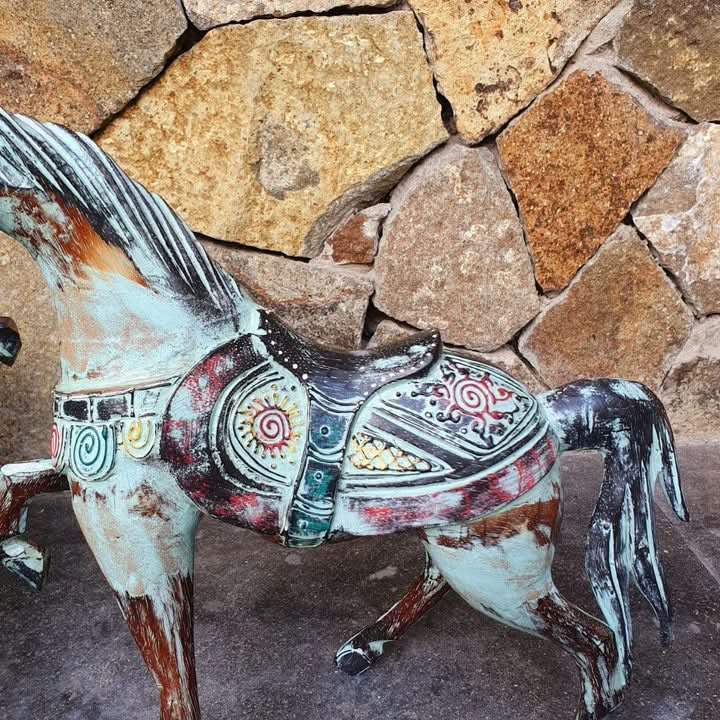 Cheval cabré sculpté en aqua et brun moyen