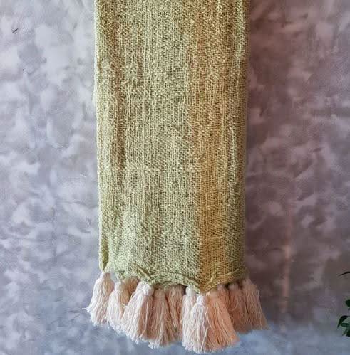 Belle couverture verte sauge avec glands