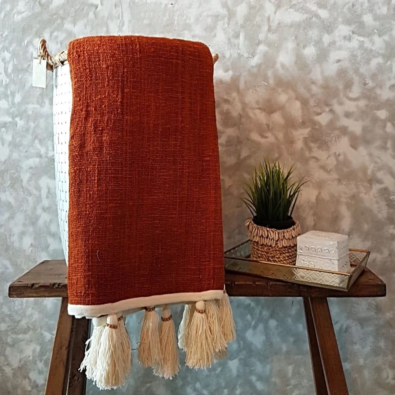 Plaid doux avec pompons en terre de sienne brûlée