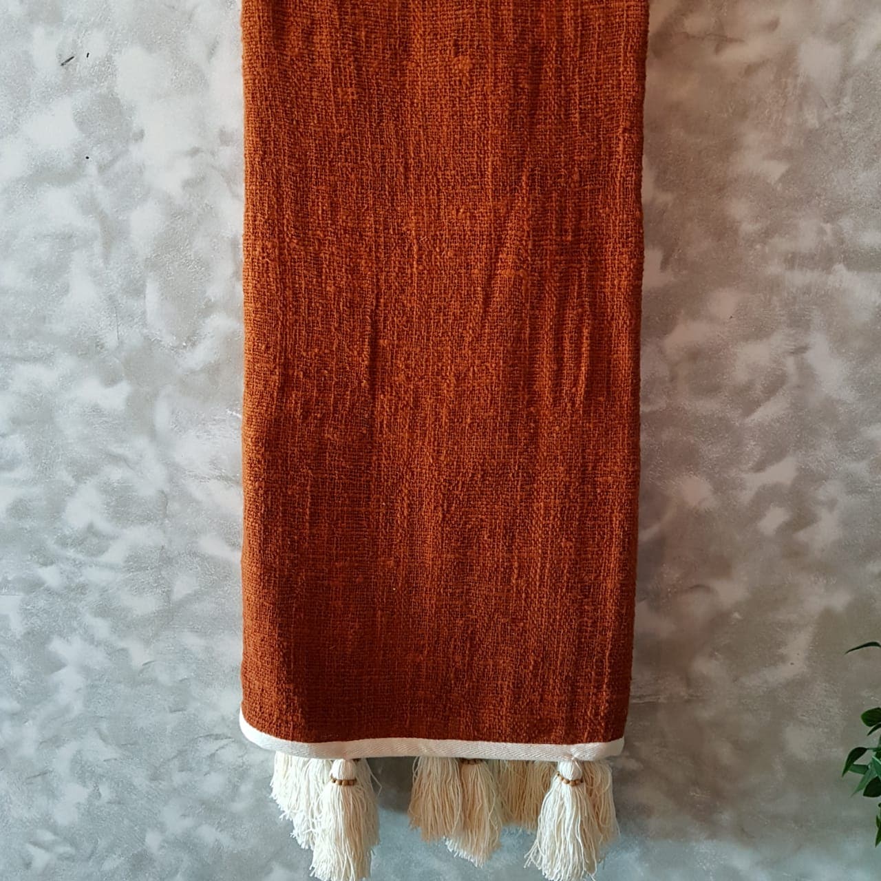 Plaid doux avec pompons en terre de sienne brûlée