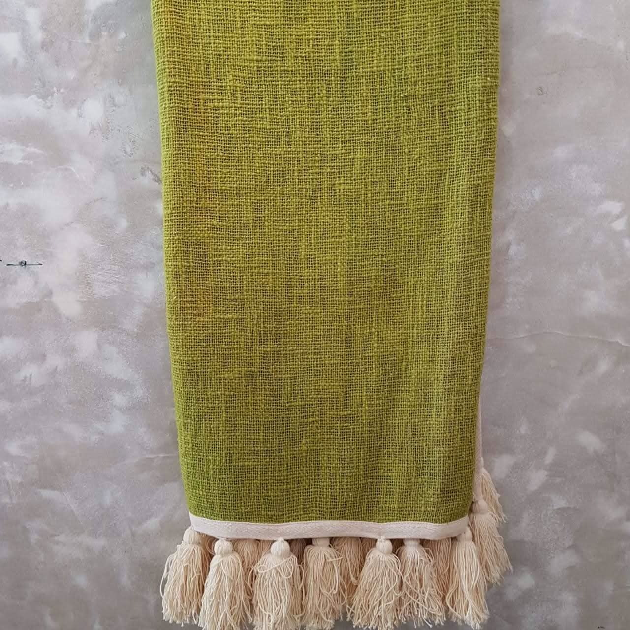 Belle couverture de jet de chaux avec des glands