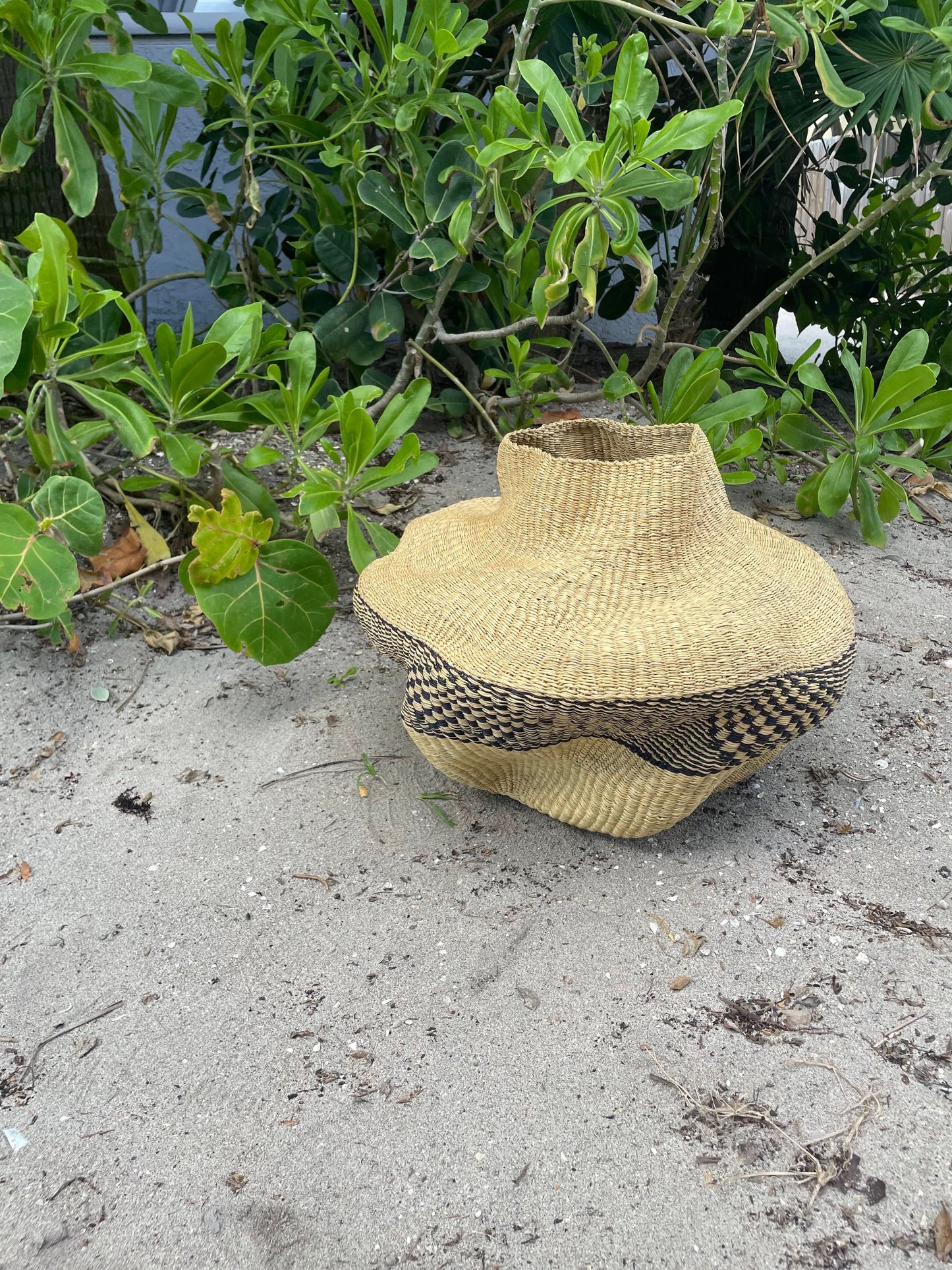 Grand panier torsadé Tribal Ghana en beige et noir