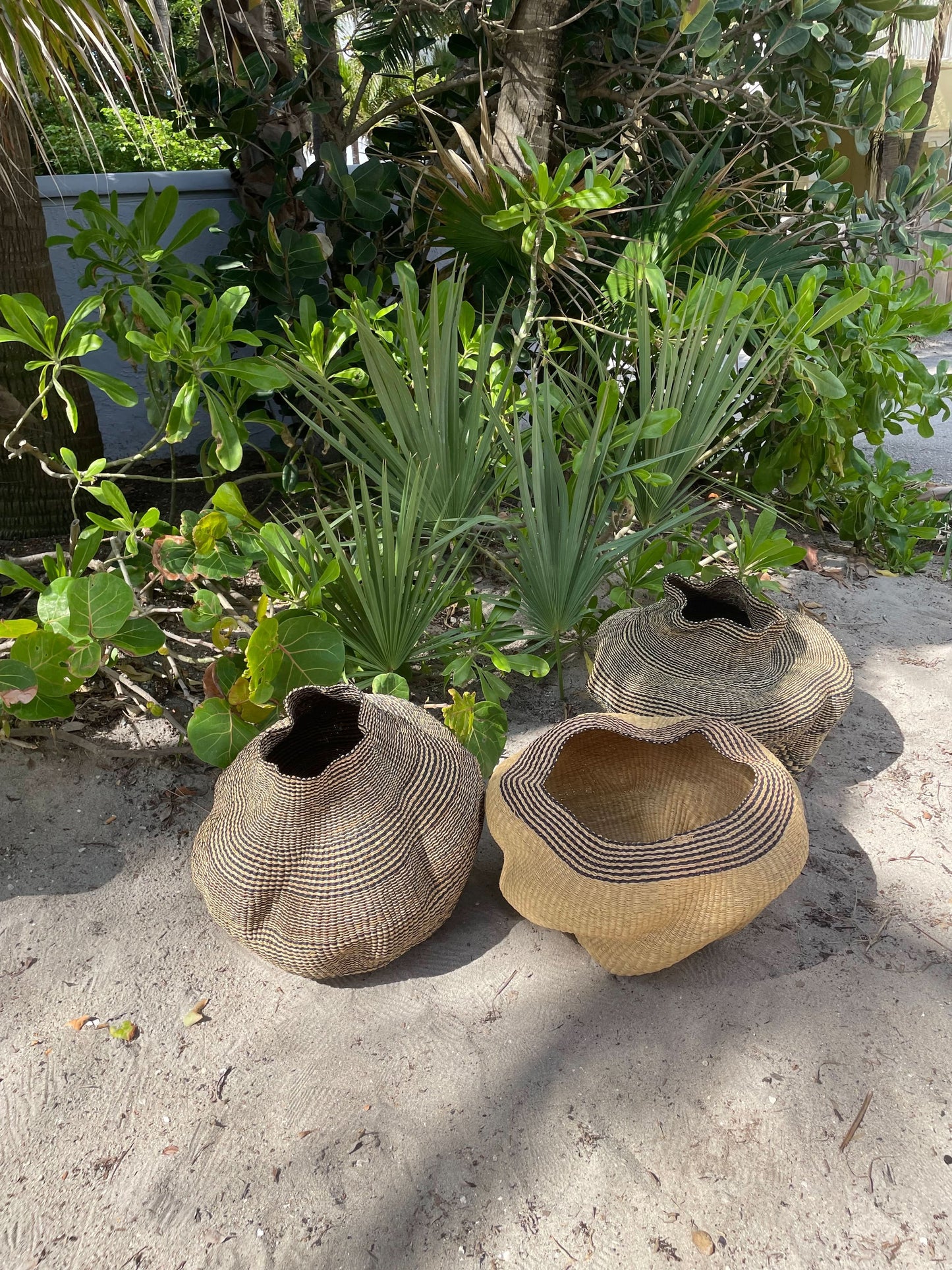 Grand panier torsadé Ghana en naturel avec bordure noire