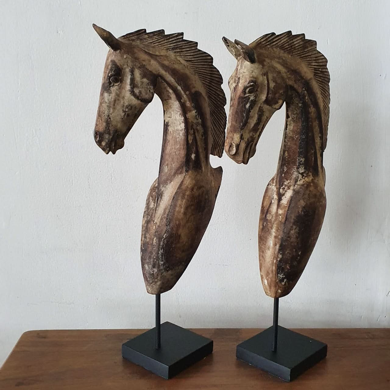 Petite tête de cheval sculptée à la main dans un lavage brun foncé