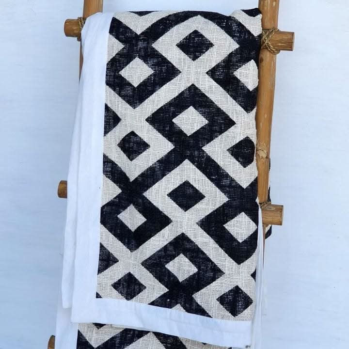 Chemin de lit diamant noir et blanc avec bord blanc
