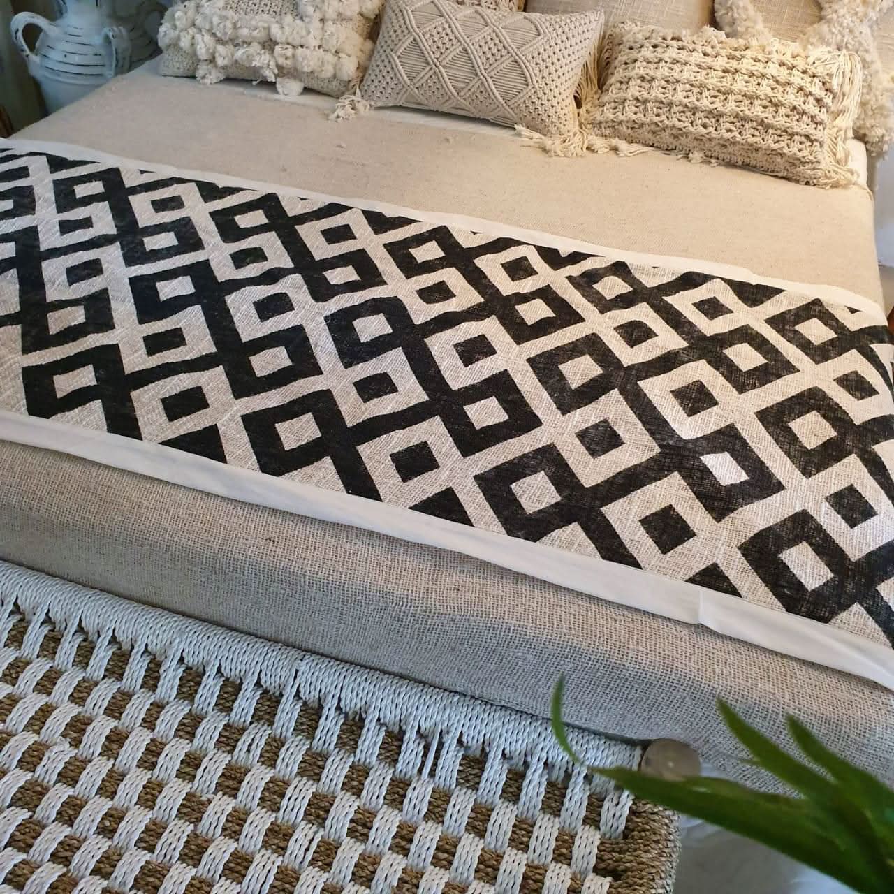 Chemin de lit diamant noir et blanc avec bord blanc