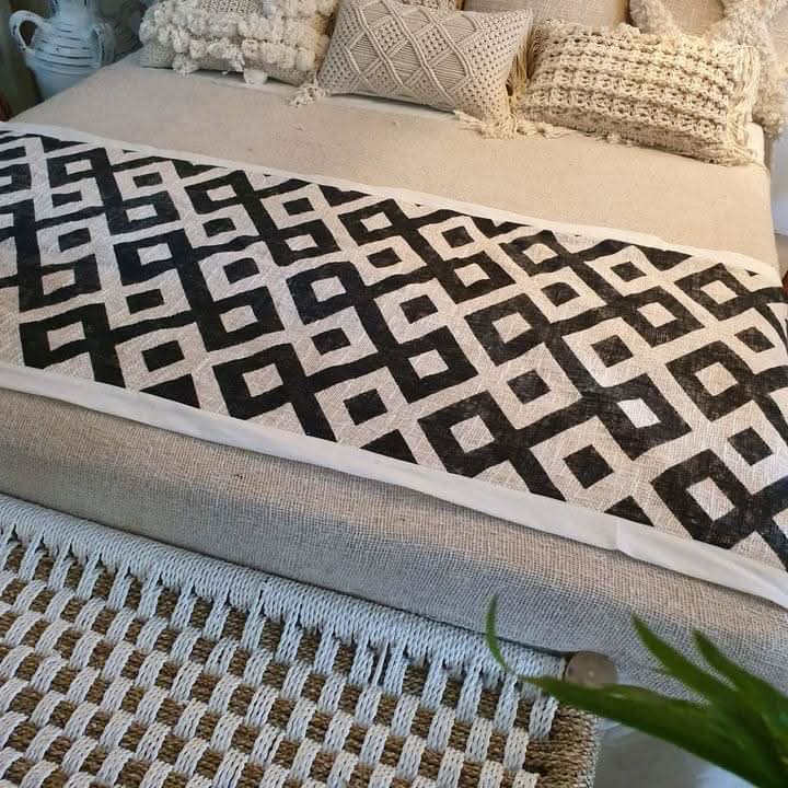 Chemin de lit diamant noir et blanc avec bord blanc