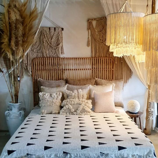 Jeté Triangle à Franges en Noir et Ivoire