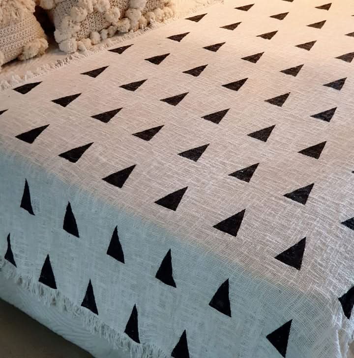 Triangle Fringed Throw Blanket in Black and Ivory
