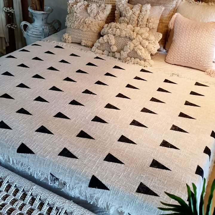 Triangle Fringed Throw Blanket in Black and Ivory