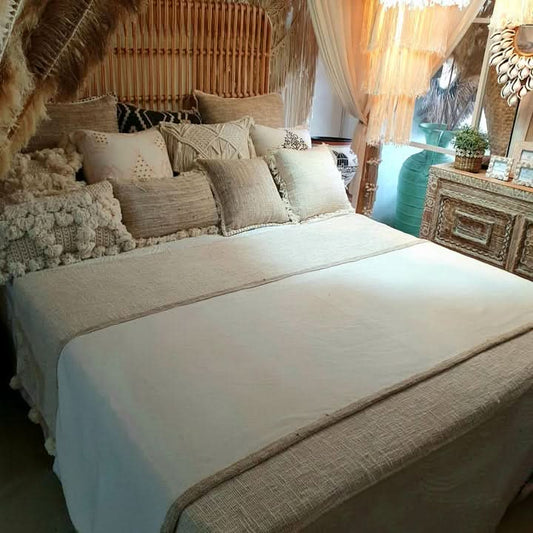 Chemin de lit blanc avec bord naturel