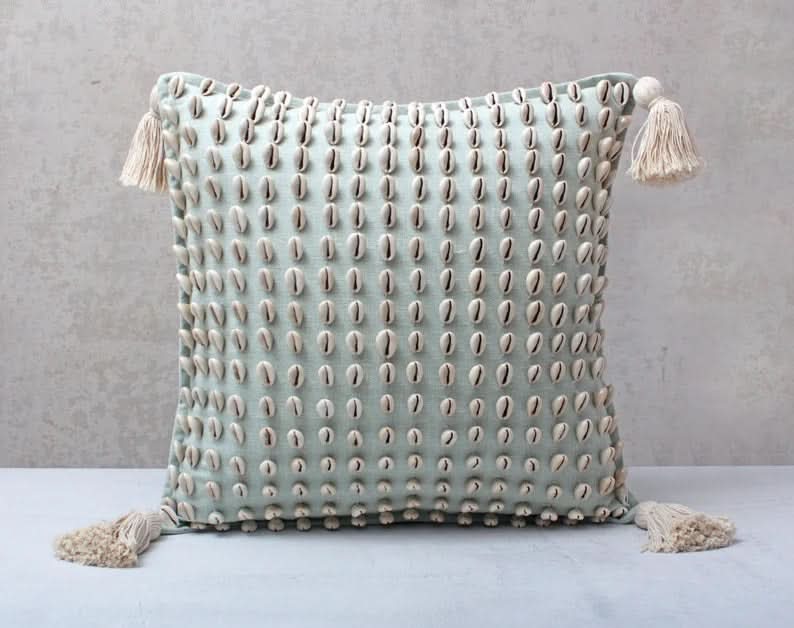 Coussin carré bleu clair à pampilles avec cauris