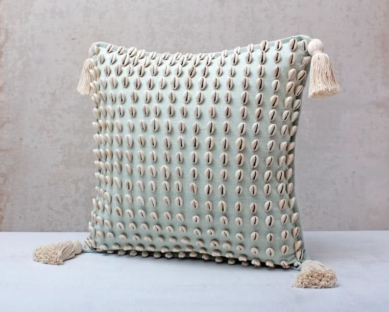 Coussin carré bleu clair à pampilles avec cauris